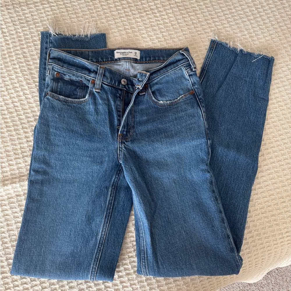 Abercrombie The 90s Straight Mid Rise Jean Size 25L